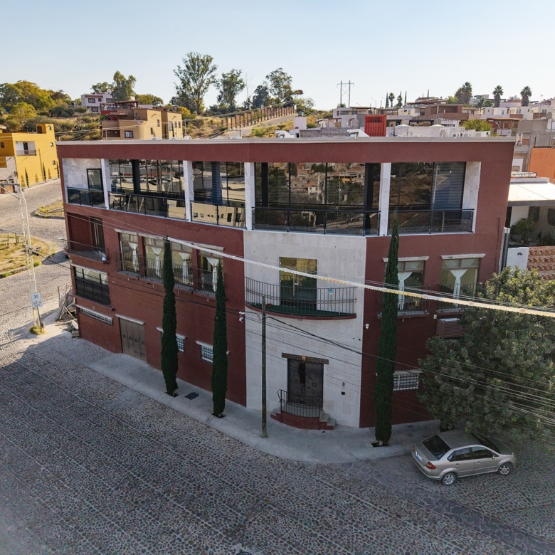 Prime Commercial Office Building in Las Brisas – Flexible, Turn-Key, and Ready for Growth